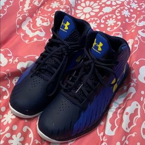 Boys size 6 Under Armour Basketball Shoes